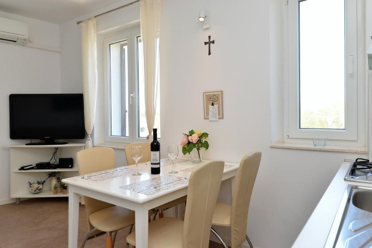 Beach Apartment Vami With Sea View Murter Exterior photo